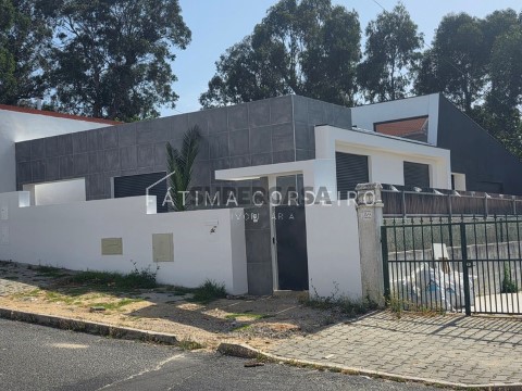 Moradia Térrea T3+1 com Piscina e Garagem em localização de excelência