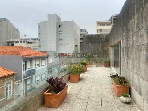 Apartamento T2 com terraço em Matosinhos Sul.