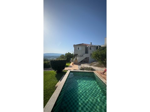 Piscina e jardim