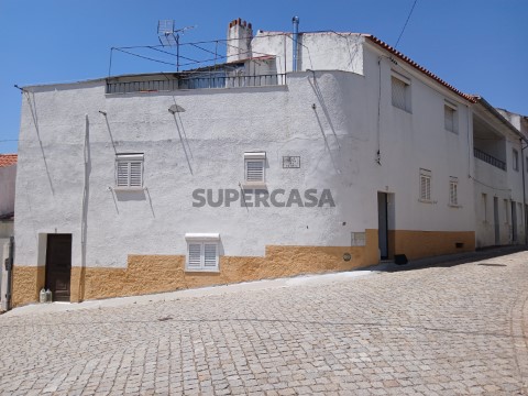 Moradia T4+1 na Rua Serra, Salgueiro do Campo