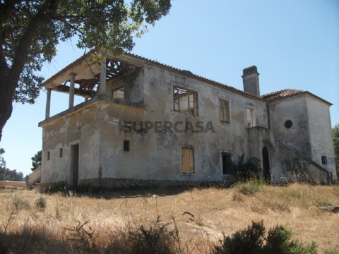 Propriedade, 79.260m2, com palacete em ruínas, vários anexos