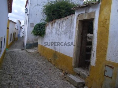terreno dentro das muralhas de Óbidos