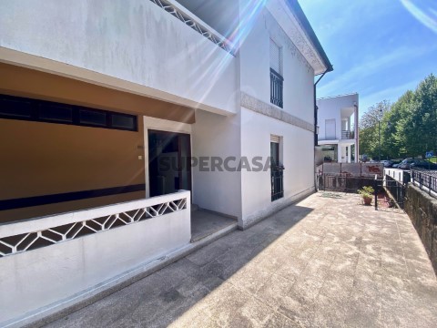 Andar moradia térreo com garagem, anexo e logradouro com jardim - No coração da vila minhota de Arcos de Valdevez.