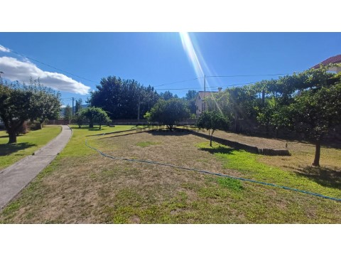 Terreno urbano com potencial para construção de moradia, com benfeitorias existentes.