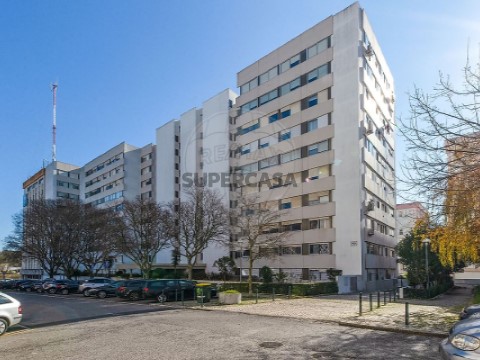 Apartamento T4 em Carnide, Lisboa
