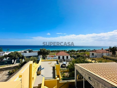 Predio com comercio e habitação na Vila Baleira, Porto Santo