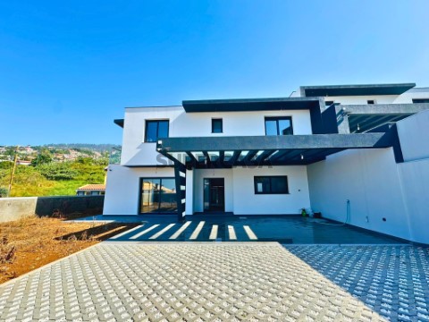 Moradia Geminada T3 - São Roque, Funchal