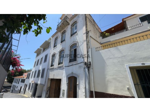 Prédio em Santa Luzia para remodelação total com vista mar