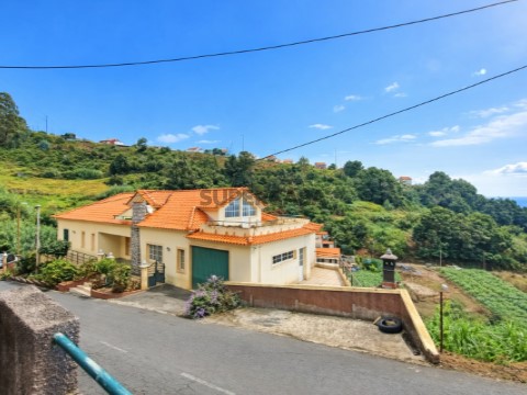 Moradia T3 oficina vista mar garagem Canhas