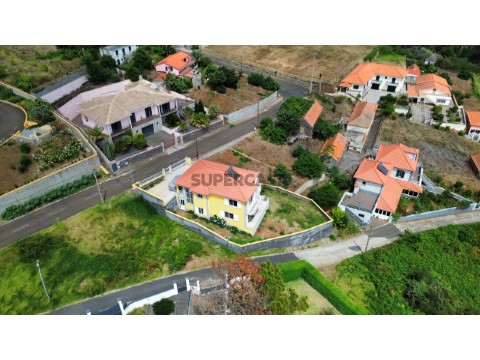 Moradia T3 com Vista Mar e Privacidade Absoluta nos Prazeres, Calheta