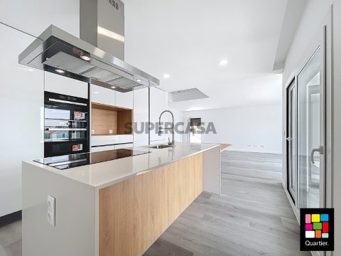 Moradia T4 Triplex em Charneca de Caparica e Sobreda, Almada
