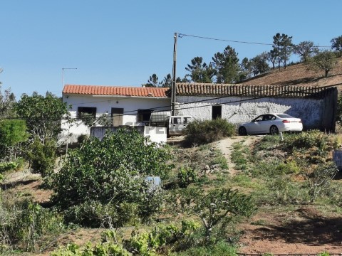 Duas Moradias com terreno com grande potencial