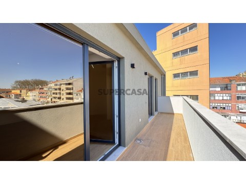 Apartamento T2 com varanda para comprar no centro do Porto