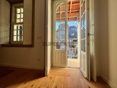 Apartamento T2 Duplex, localizado na Rua da Almada