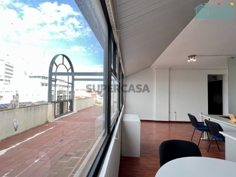 Escritório no centro de Aveiro com vista salinas