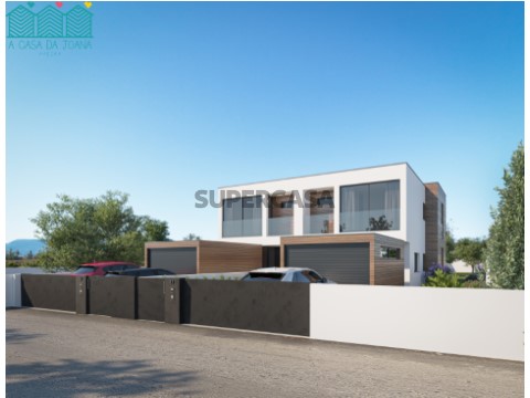 Moradia T4 com Garagem em Aradas