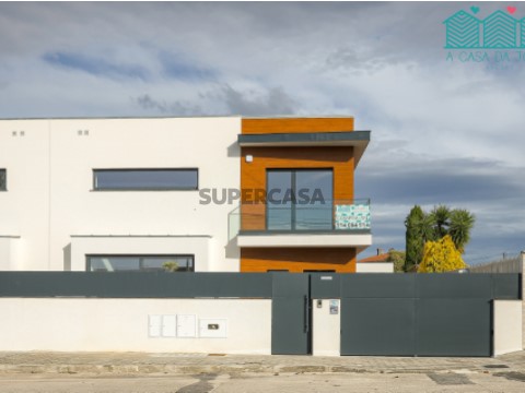 Moradia T4 com Garagem Fechada em Aradas
