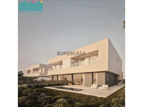 Moradia T4 com Garagem Fechada em Oliveirinha