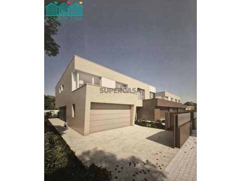 Moradia T4 com Garagem Fechada e Piscina em Oliveirinha