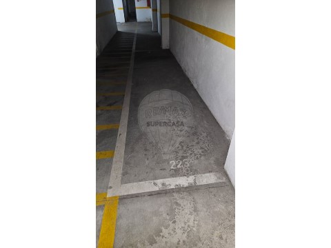 Garage auf Évora (São Mamede, Sé, São Pedro e Santo Antão), Évora