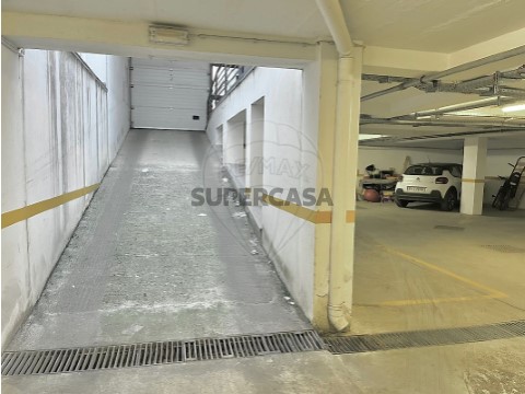 Garage auf Évora (São Mamede, Sé, São Pedro e Santo Antão), Évora