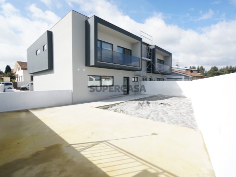 Moradia T3 Nova com escritório, no centro da cidade em fase final de construção, localizada a 1km da estação de Metro Fórum Maia.