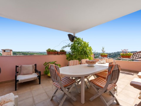 Apartamento T3 na Rua Domingos António de Sequeira, Sesimbra (Castelo)