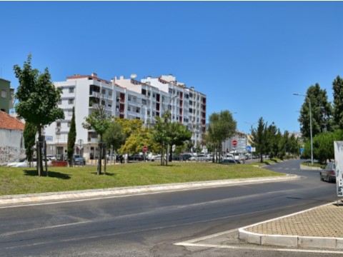 Spacious 2-Bedroom Apartment with Lift, Panoramic Views and 280 m from Amadora Este Metro Station - Venda Nova