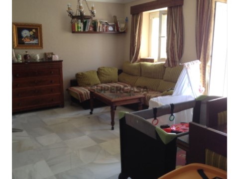 Apartamento T4 na Praceta Fernando Valle, Santa Clara