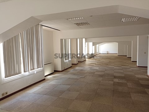 Escritório com 770m2 nas Avenidas Novas