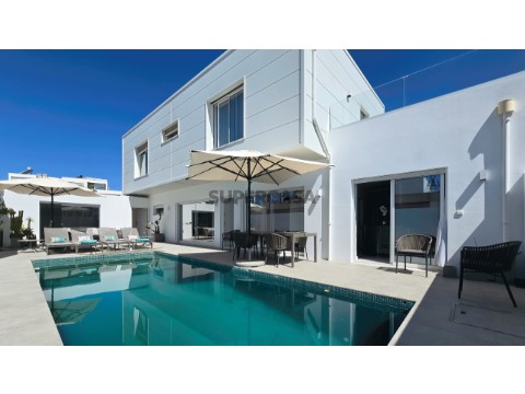 Sofisticada e moderna moradia T3 com piscina em Tavira