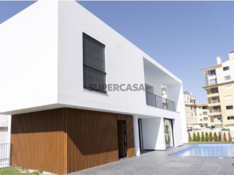 Moradia Isolada T3+1 na Rua Dr. Abílio Desidério de Faria, Carcavelos e Parede