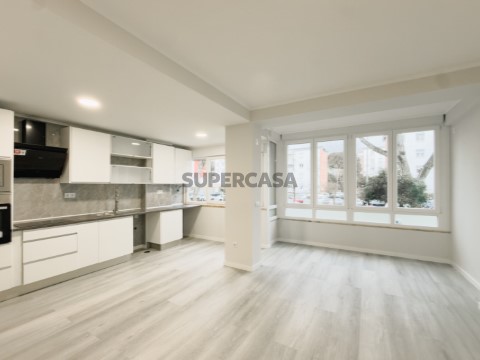 Apartamento T2 em Oeiras com 2 Casas de Banho