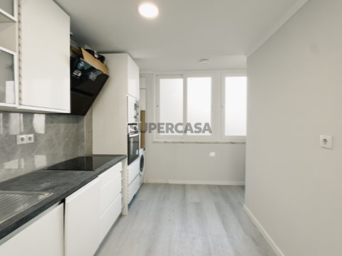 Apartamento T2 em Benfica Totalmente Renovado