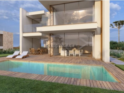 Moradia de Luxo T4 com Piscina e Jardim Privativo num Resort à Beira-Mar