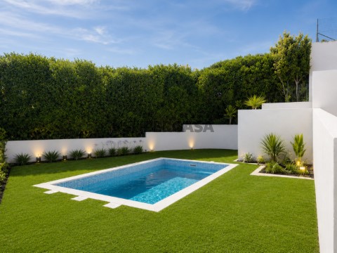 Moradia T5 na Amoreira com Piscina e Jardim Privativo