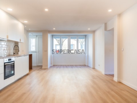 Apartamento T2 Totalmente Renovado em Cascais