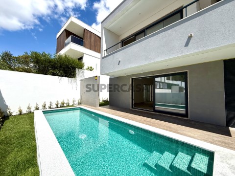 Moradia nova com jardim e piscina no Estoril