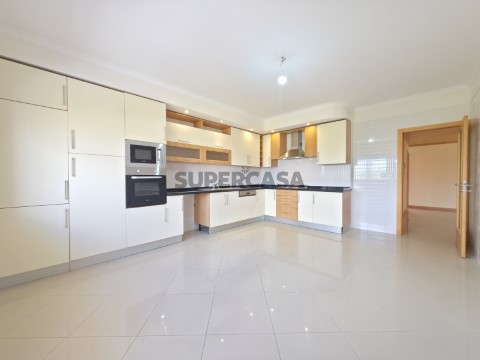 Apartamento T3 com Parqueamento - Urb. das Oliveirinhas - Samora Correia 178 m²