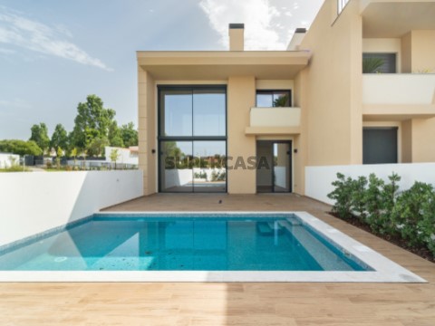 Venda_moradia_Piscina e jardim_Garagem_Murches_Cluttons