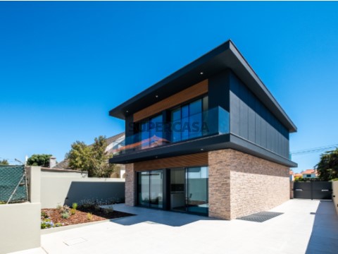 Moradia T4 Triplex em Alcabideche, Cascais
