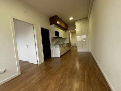 Apartamento T2+2 na Rua Doutor Mário Sacramento, Glória e Vera Cruz