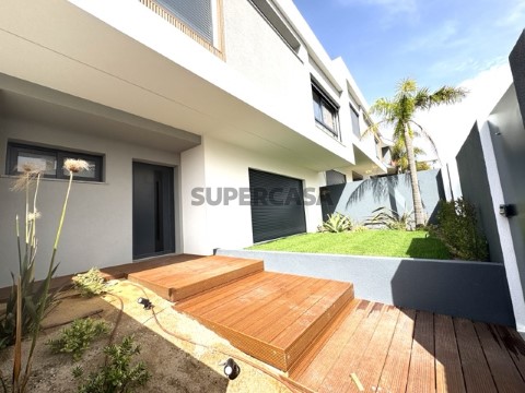 Moradia T4 Duplex em Carcavelos e Parede, Cascais