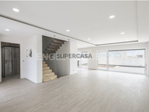Moradia de Luxo T4 em Alcochete com Piscina e Rooftop