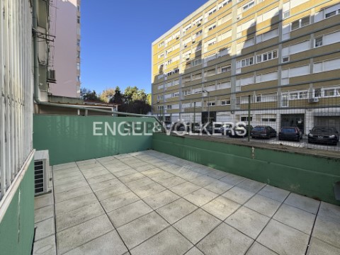 Apartamento T2 com Terraço em Carnide