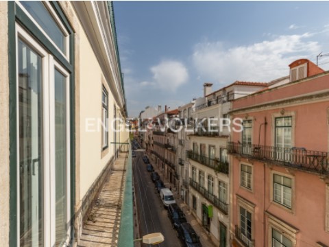 Apartamento familiar T4+2 em São Bento com vista de nascer de sol sobre encosta de Lisboa