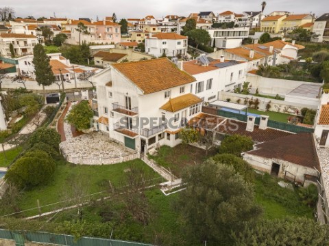 Moradia T9 com Grande Potencial para Investidores na Charneca da Caparica
