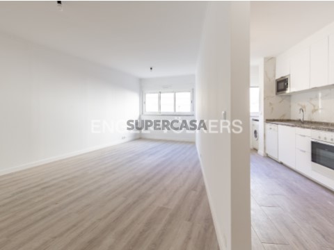 T2 com Garagem e Remodelação Total nas Olaias