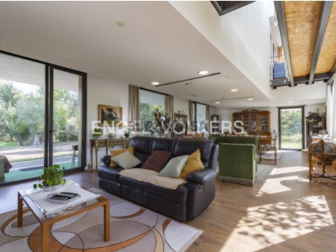 Mini Quinta com Villa Moderna e Ambiente Natural Único