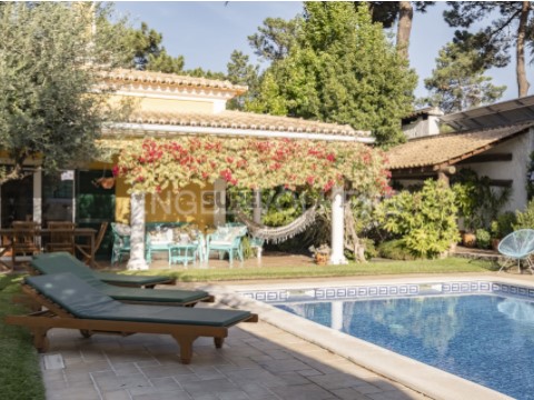 Encantadora moradia T5+1 com piscina e jardim privativo